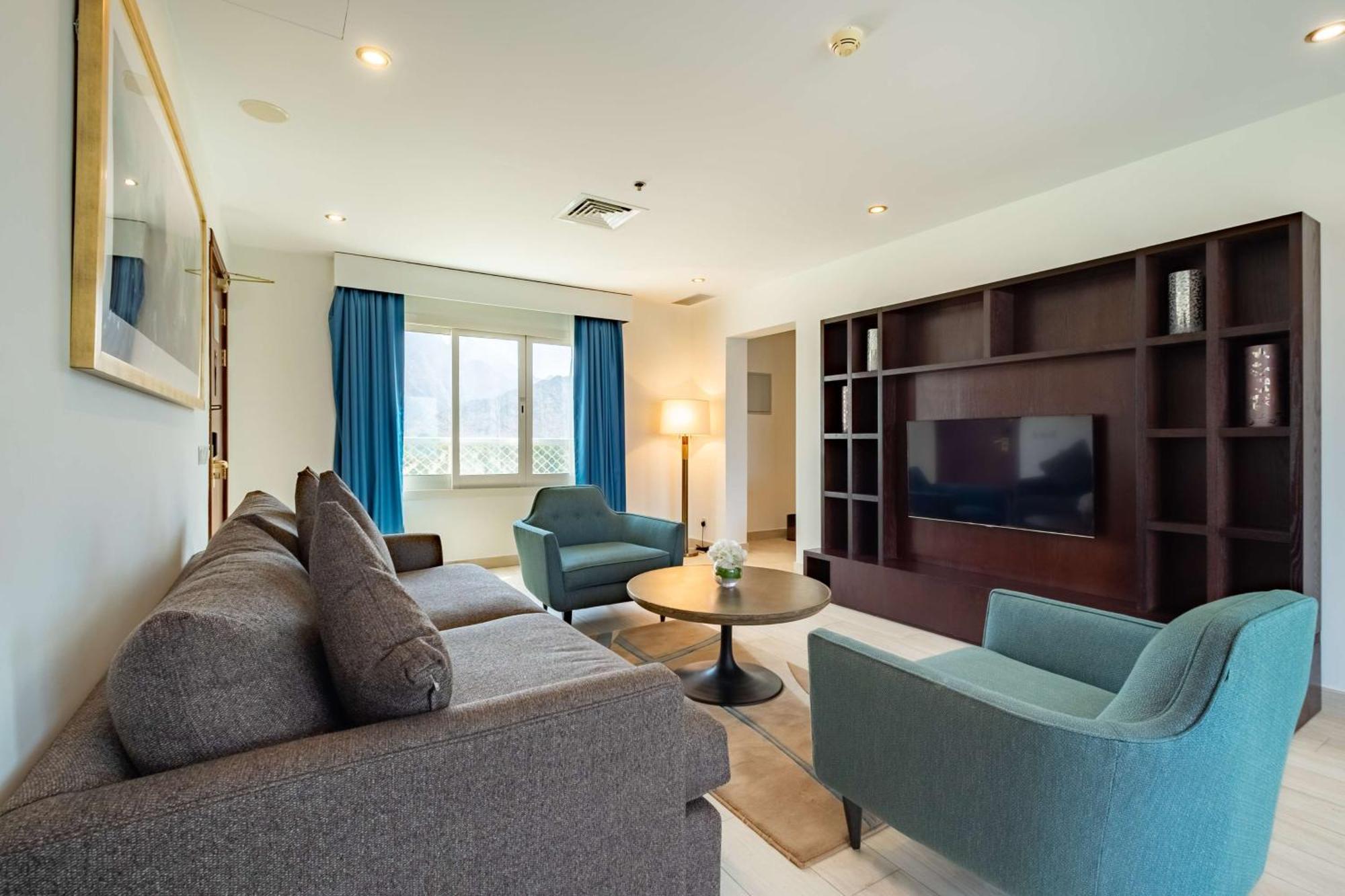 富吉拉丽笙度假酒店 外观 照片 A living room in a suite at the hotel