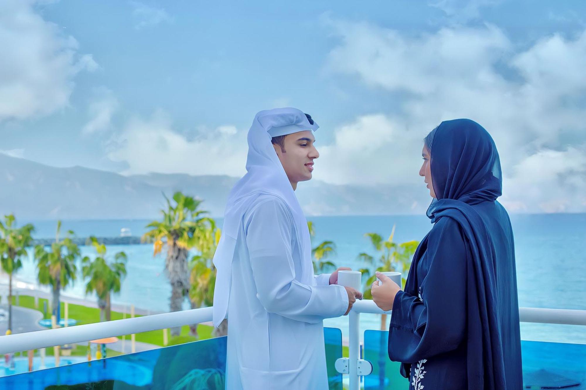 富吉拉丽笙度假酒店 外观 照片 A Qatari man and woman in traditional dress