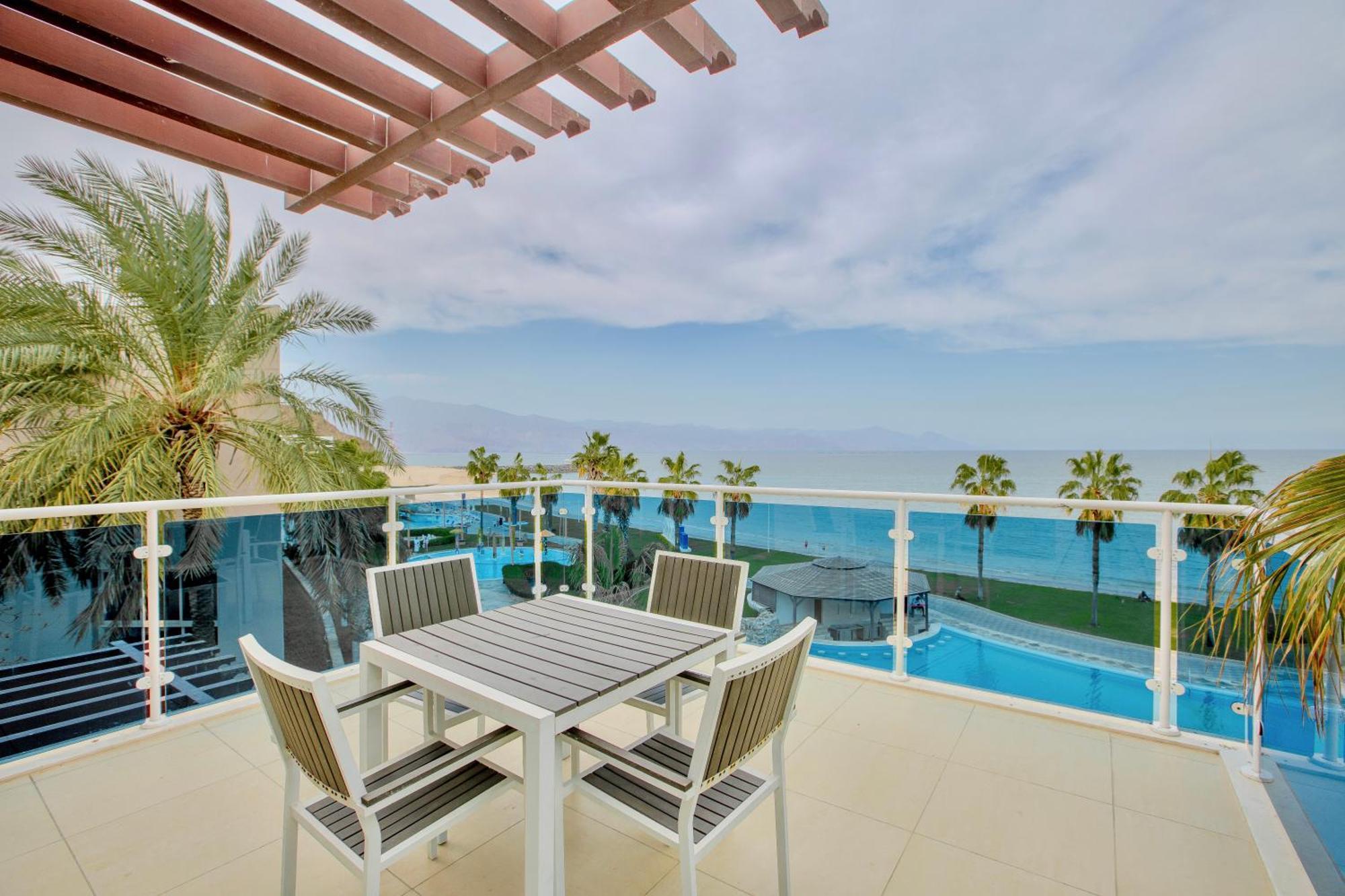 富吉拉丽笙度假酒店 外观 照片 A view of the pool at the Hilton Ras Al Khaimah