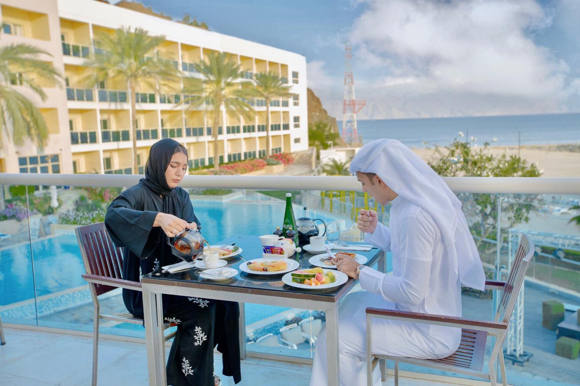 富吉拉丽笙度假酒店 外观 照片 Emirati couple