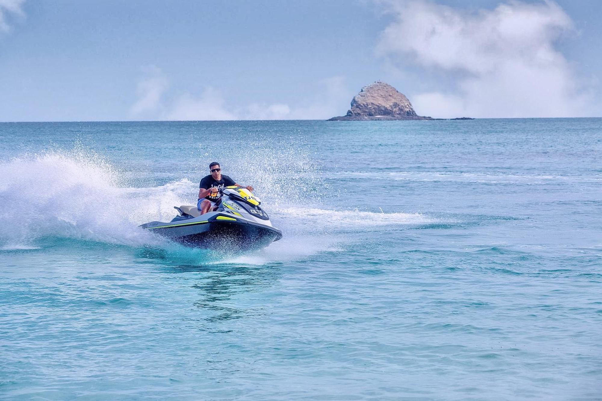 富吉拉丽笙度假酒店 外观 照片 Jet skiing in Phuket, Thailand