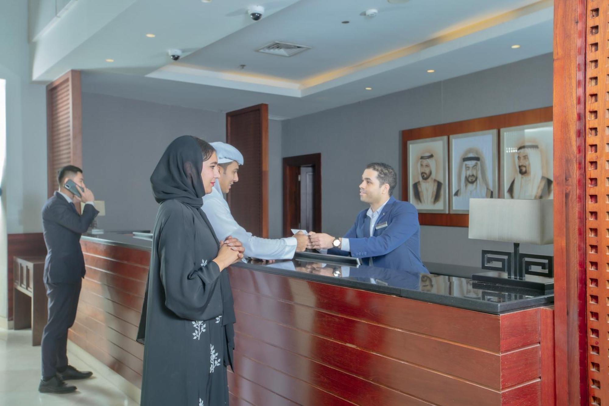 富吉拉丽笙度假酒店 外观 照片 A hotel receptionist