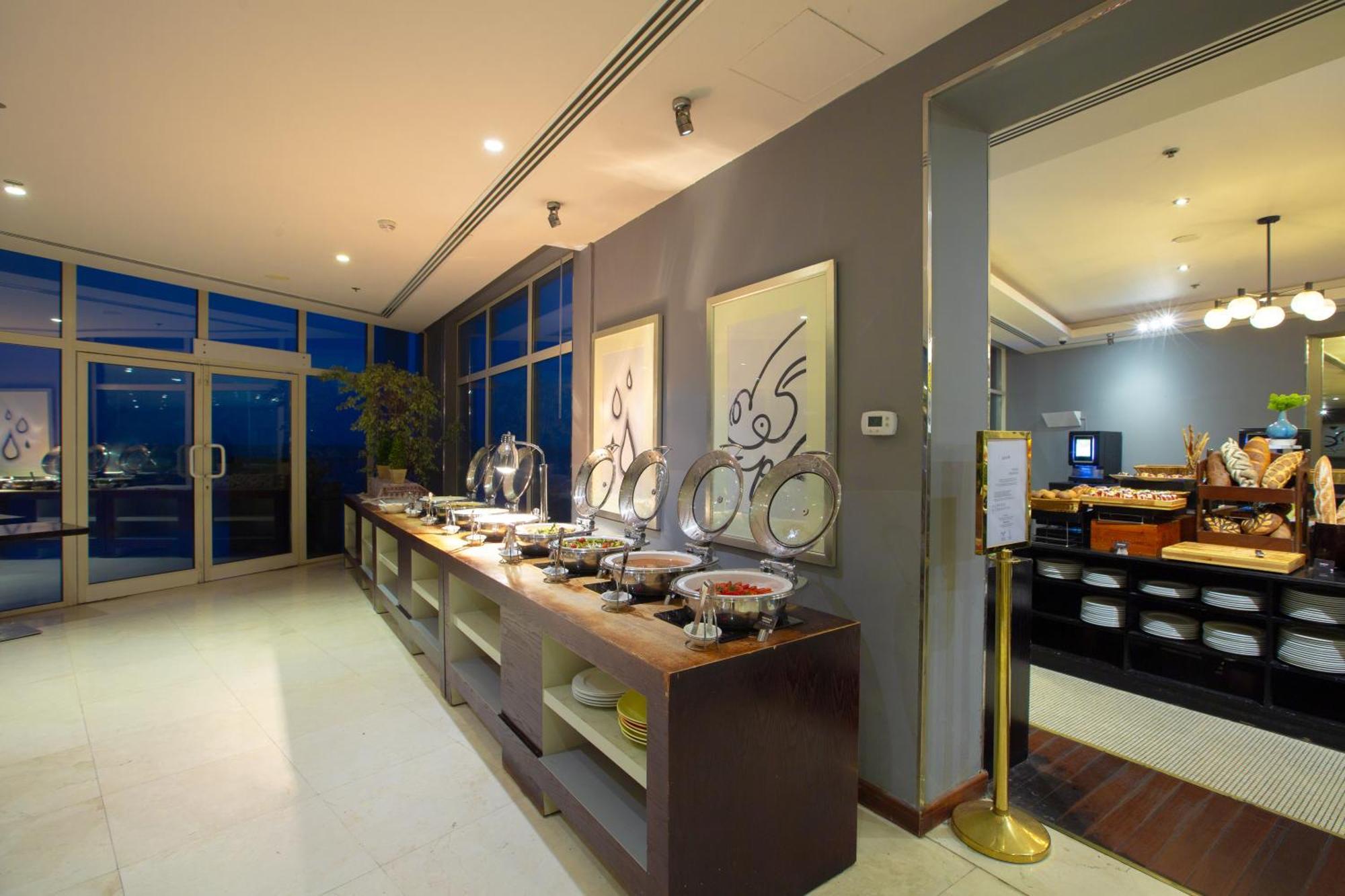 富吉拉丽笙度假酒店 外观 照片 The buffet at the lounge