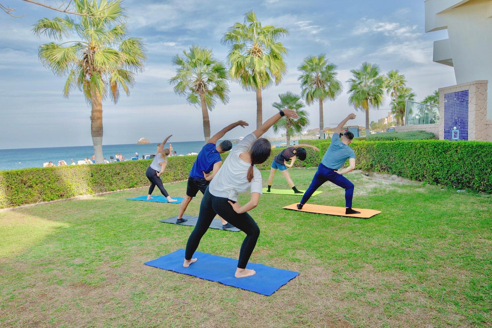 富吉拉丽笙度假酒店 外观 照片 A yoga class in progress