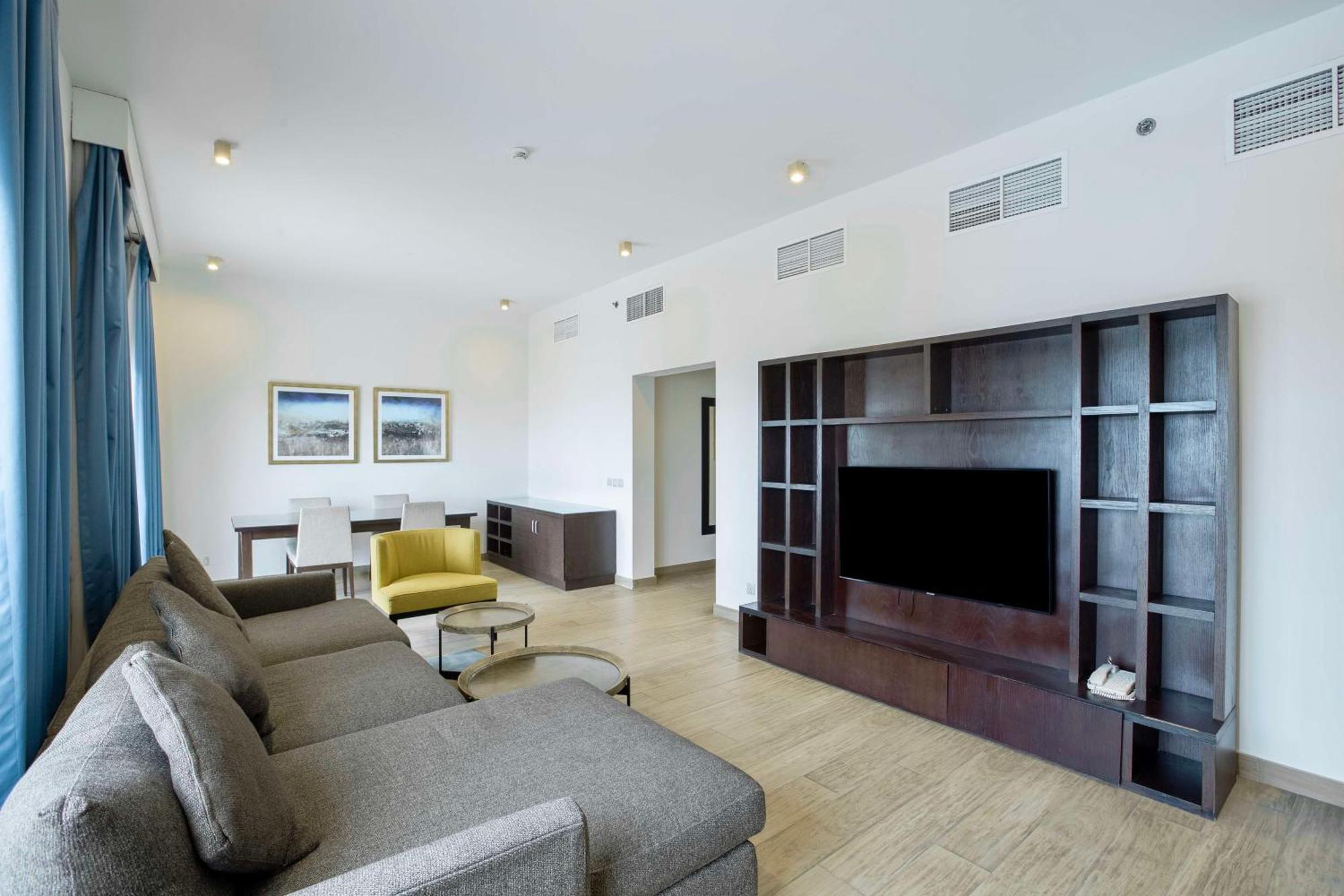富吉拉丽笙度假酒店 外观 照片 A living room in a suite at the Ritz-Carlton, DIFC