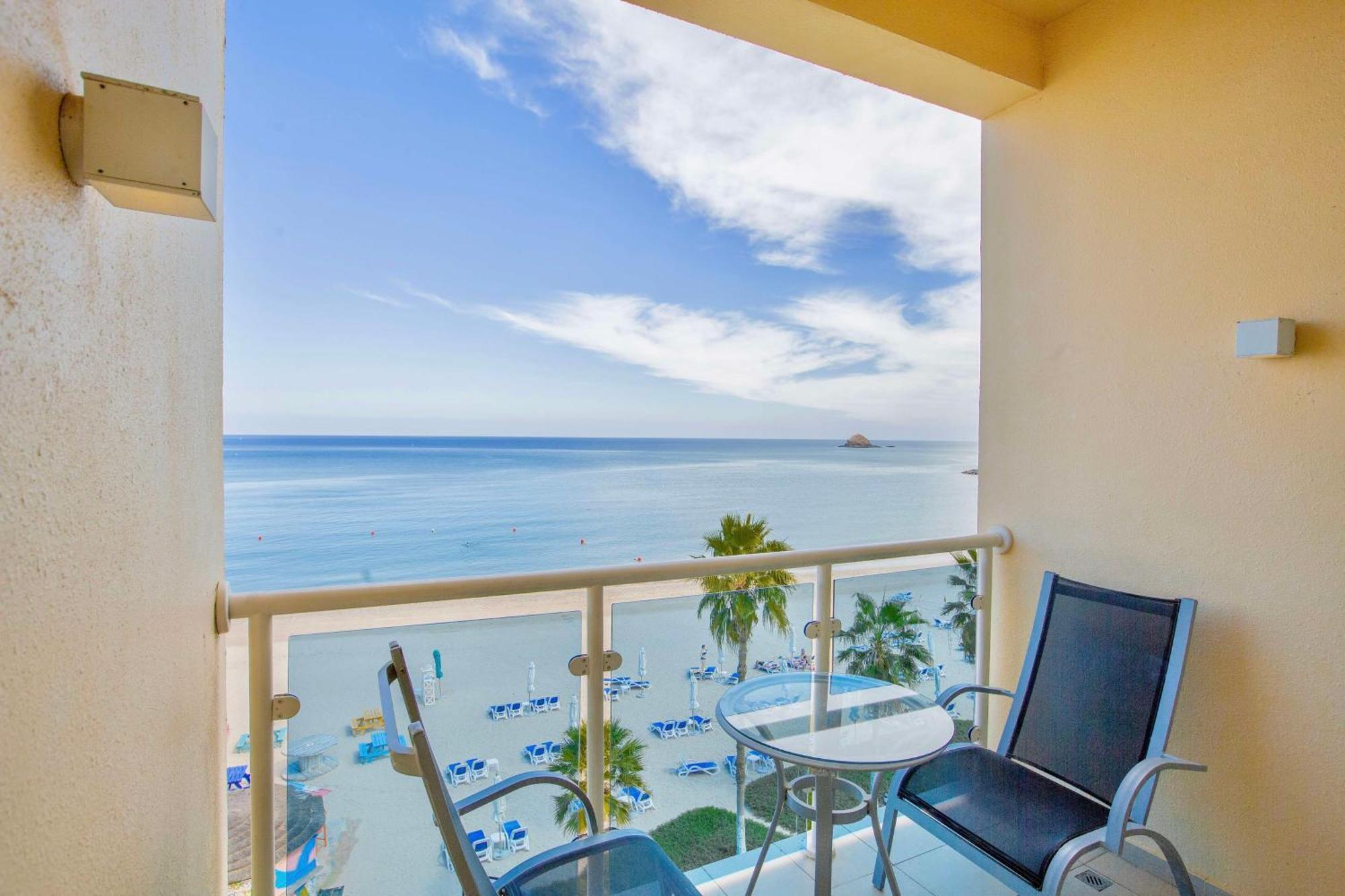 富吉拉丽笙度假酒店 外观 照片 Balcony of a hotel room