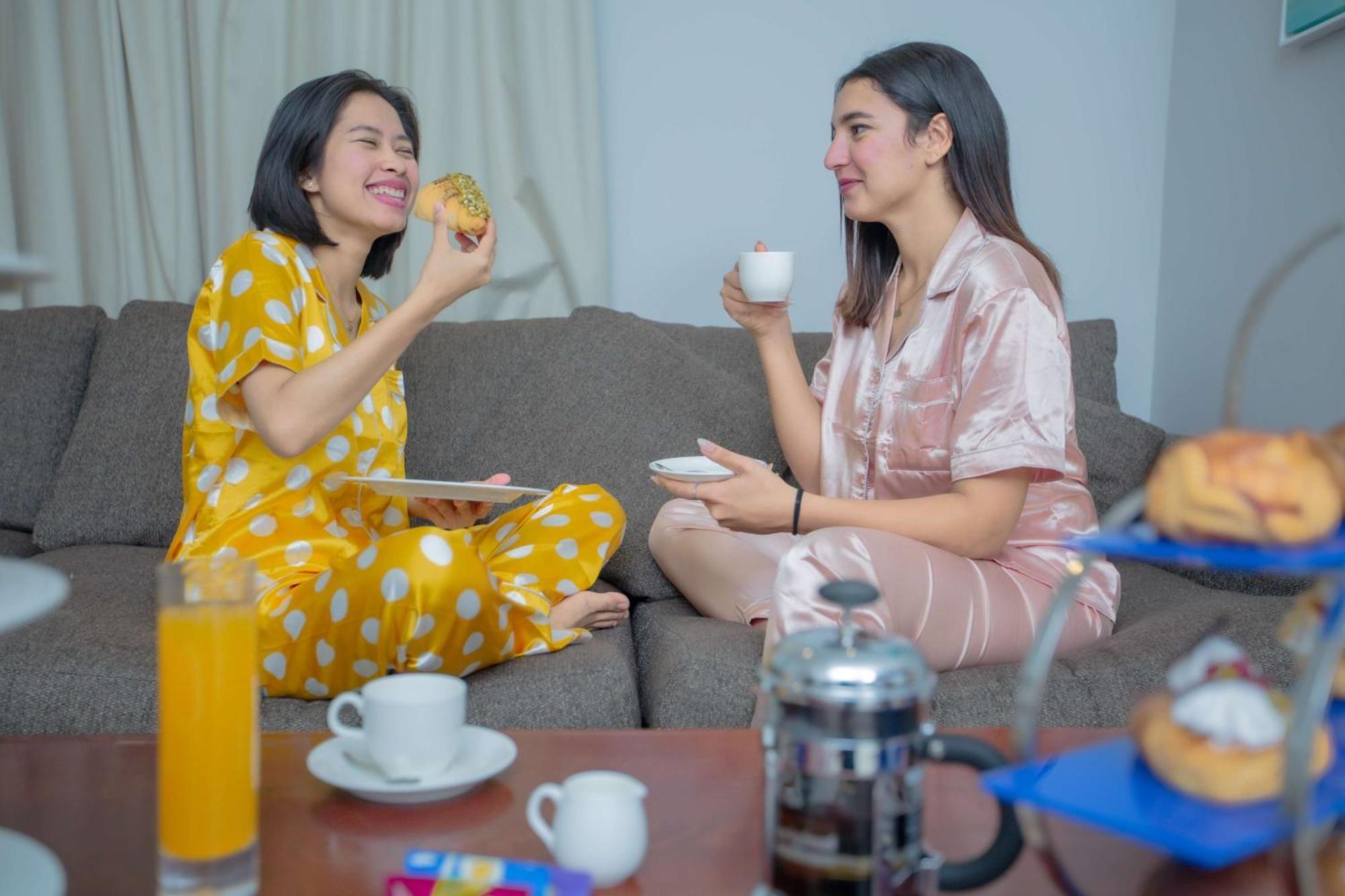 富吉拉丽笙度假酒店 外观 照片 Two women wearing pajamas